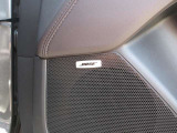 BOSEサウンドシステムを搭載。「良い音を出す」ではなく、その車種のごとに特徴を計算(車種専用設計)し、「反響音」を作り出すことによってどの座席でも自分中心で音が聴こえ、「心地よい空間」を作り出します。