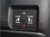 【両側電動スライドドア】ボタンを押すだけでスライドドアの開閉が可能。もちろんキーからの操作も可能。お子様を抱いている時・両手いっぱいの荷物を持ってる時など非常に役立ちます。