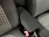 長時間の運転でも疲れにくいアームレストもございます♪