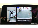 アラウンドビューモニターは4方のカメラで真上から車を見たようにモニターで確認ができます。周辺の安全確認、小さなお子様や障害物も目視で確認できるので駐車のしやすさだけでなく、事故防止にも役立ちます。