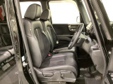 女性でも運転がしやすいように、シートの高さ調整機能(シートリフター)がついています。運転席と助手席の間が空いている為、助手席側への移動がスムーズです。交通量の多い道でも助手席側から乗り降りができます。