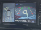 アラウンドビューモニターです。4つのカメラからの映像を合成・処理することで空から見下ろすような視点で周囲を確認でき、駐車時のクルマの位置確認がスムーズになります。