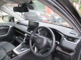 視認性の高いメーター類や操作しやすいスイッチ配置。上質なインテリアで、運転に集中できる快適な空間です。
