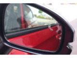 【ブラインドスポットモーション】後方の死角となるエリア内に車両やバイクの存在を検知すると、サイドミラー内のインジケーターが点灯し、知らせてくれるシステムです!