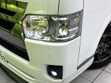 【LEDヘッドライト】悪天候や夜間走行時も良好な視界を確保し安心して運転できる高輝度LEDヘッドライトを装備!点灯速度が早く、消費電力も抑えられています。