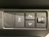 ハンドルの右側にはヘッドライトレベライザーとVSA(ABS+TCS+横滑り抑制)の解除スイッチがついています。ヘッドライトレベライザーは道路状況や積荷の加重に応じてライトの高さを調節できます。