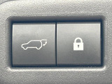 【パワーバックドア】スマートキーや運転席のボタンを押すだけでリアゲートが自動で開閉します!荷物を持っている時や、高い位置にあるバックドアを閉める際に便利な機能です♪