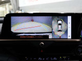 パノラミックビューモニター付きです。車両を上から見たような映像をディスプレイオーディオ画面に表示。運転席からの目視だけでは見にくい、車両周辺の状況をリアルタイムでしっかり確認できます。