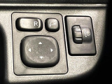 【電動格納ミラー】サイドミラーは電動格納式となっており、狭い駐車場でもキズがつくリスクを抑えられます。