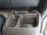 運転席側の手の届きやすい位置にドリンクホルダーとちょっとした小物を置いておけるトレイが付いています。