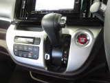 インパネシフトだから視線の移動も少なく足元もスッキリ。運転席もゆったりしているのでゆとりを持ってドライブできますね。