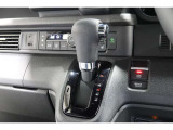 インパネシフトだから視線の移動も少なく足元もスッキリ♪運転席もゆったりしているのでゆとりを持ってドライブできますね!