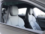 クオリティの高いシートを採用するのは、Audiのクルマづくりの哲学のひとつです。特に座り心地が重要です。体の大きなドイツ人が座っても頑丈な耐久性があります。。しかも肌触りも良く高級家具のようです。