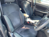 【運転席】座り心地が良いシートなので長時間の運転でも快適にお過ごしいただけます。新品のフロアマットのご注文も可能です。掲載箇所以外にご希望の写真がございましたらお気軽にお問い合わせ下さい。