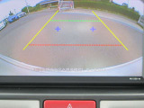 〔バックカメラ〕ギアをバックに入れると画面に自動的に後方映像が映し出され確認可能です。車庫入れなどの際に安全確認が出来て安心ですね。