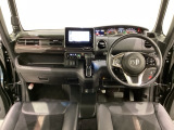 車内は光触媒抗菌消臭施工済です。インパネ周りはスタイリッシュなデザインで機能や装備も充実しています。グローブボックスやカップホルダーのほかにトレーなどたくさんの収納スペースが付いています。