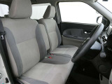 高いホールド性で運転姿勢が安定します。長距離ドライブでも疲れにくいのが魅力です。快適なドライビングライフをお送りください♪