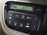 【オートエアコン】温度を設定すれば自動で快適な車内温度を保ちます。エアコン内部の高性能脱臭フィルターで車内のアレルゲンや花粉を除去。