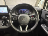 ハンドルにHondaセンシング系のクルーズコントロールやレーンキープアシストなどのスイッチと、オーディオの操作スイッチが装備されています。ハンドルから手を離さず安全に操作できます。