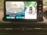 マルチビューカメラシステム搭載車です。お車の周囲を全方位でカバーします。後方・前方・両脇と、コンディションが悪い視界でもカラーモニターに映し出した映像がドライバーをサポートします。