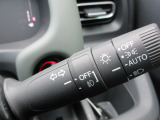 オートヘッドライト標準装備です。車外の明るさに応じて自動的にヘッドライトの点灯・消灯をしてくれます。トンネルの出入り口などで活躍してくれます。