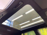 【パノラマルーフ】大型のガラスルーフ搭載で車内の解放感が一気にアップ!開放的なドライブをお楽しみいただけます。