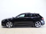 低く構えたサイドシルと流麗なルーフラインが際立つ、力強く美しいサイドフォルムです。