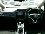 大きなフロントガラスで広々とした視界の運転席まわりです。