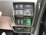 【両側電動スライドドア】狭い場所でもドアを全開にでき、チャイルドロックを使っても運転席のスイッチを操作するだけでドアの開け閉めが可能です。小さなお子様でもボタン一つでスライドドアの開閉可能です。