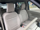 【フロントシート】ベンチシートタイプで狭い駐車スペースでも乗り降りラクラクです♪