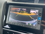 バック駐車が苦手な方や、初めてのお車で不安な方も安心。後方の映像をナビ画面に表示するため、周囲を確認しながらスムーズに駐車できます。
