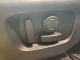 電動パワーシートですので運転中のシート調節も安全に行えます。微調整も可能ですのであなただけのドライビングポジションを実現します。