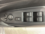 狭い駐車場で便利な電動格納ドアミラーが付いています。