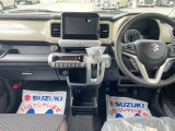 エクステリアと調和する、インテリアの上質な輝き。シンプルで使いやすい運転席周り。足元広々としています。