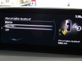 BSMは、車線変更時における運転者の後方確認を支援するシステムです。自車の後方から接近する車両を検知すると、接近表示灯(ミラーに設置)         と警報音で運転者に危険を知らせます。