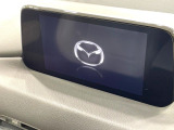 【マツダコネクトナビ】車内の雰囲気にマッチした一体型タイプのナビ。各種車輌設定やBluetooth再生等、様々な機能が楽しめます。直感的なダイヤル操作が可能で、使い勝手も良好です。