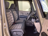 フロントシートはベンチシートです。ベンチシ―トは運転席と助手席の移動もスムーズ。狭い駐車場での乗り降りに便利です。