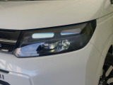 【LEDヘッドライト】悪天候や夜間走行時も良好な視界を確保し安心して運転できる高輝度LEDヘッドライトを装備!点灯速度が早く、消費電力も抑えられています。