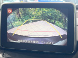 【バックカメラ】駐車時に後方がリアルタイム映像で確認できます。大型商業施設や立体駐車場での駐車時や、夜間のバック時に大活躍!運転スキルに関わらず、今や必須となった装備のひとつです!