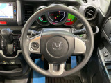 インテリアに合わせたデザインのステアリングは、運転される方のことも考え、運転しやすい形状、大きさです。是非一度、実際に触ってお確かめください。