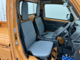 【フロントシート】さまざまな体格の方が快適に運転ができるよう配慮したシートになっております。