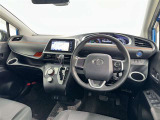 運転席まわりです。 各操作スイッチは使いやすい位置に配置されてます。