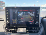【全方位カメラ】全方位モニターを装備し、車両の周囲を上空から見下ろすように映像で確認可能。駐車や狭い道での操作をサポートし、安全性を高めます。