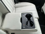 後部座席のドリンクホルダーです♪シートヒーターも装着されています。