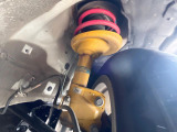 【ビルシュタイン製ダンパー】高速走行時の車両安定性を向上させてくれる人気の装備。街乗りの乗り心地も犠牲にせず、スポーティな走行をお楽しみいただけます♪