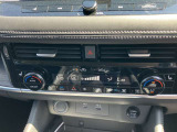 すっきりした運転席周りにはナビやエアコンの操作パネルを設置しておりますので、お一人での運転でもご安心できます。