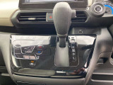 インパネシフトレバーで運転席まわりがコンパクトです。