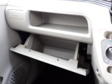 収納たっぷりグローブボックス。