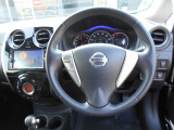 ステアリングハンドルです。オーディオコントロールスイッチが付いて運転中でも手元でオーディオの操作が出来て便利ですよ。