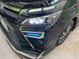 【LEDヘッドライト】悪天候や夜間走行時も良好な視界を確保し安心して運転できる高輝度LEDヘッドライトを装備!点灯速度が早く、消費電力も抑えられています。